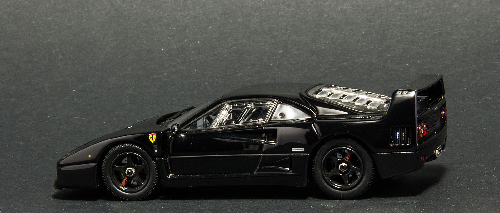 Illustration for article titled Review: Kyosho 1:43 Ferrari F40
