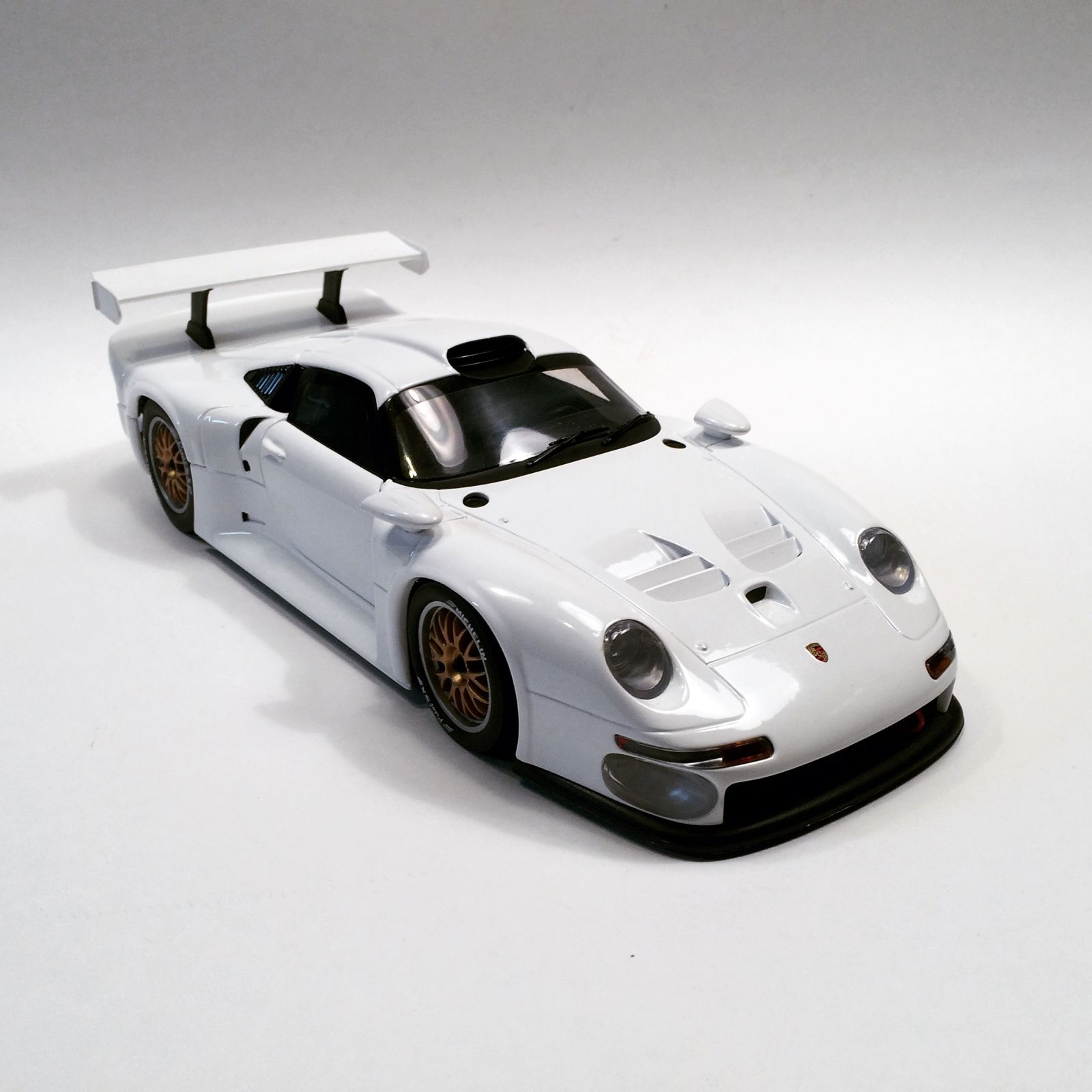 Illustration for article titled Quick Look: UT Models Porsche 911 GT1 (993)