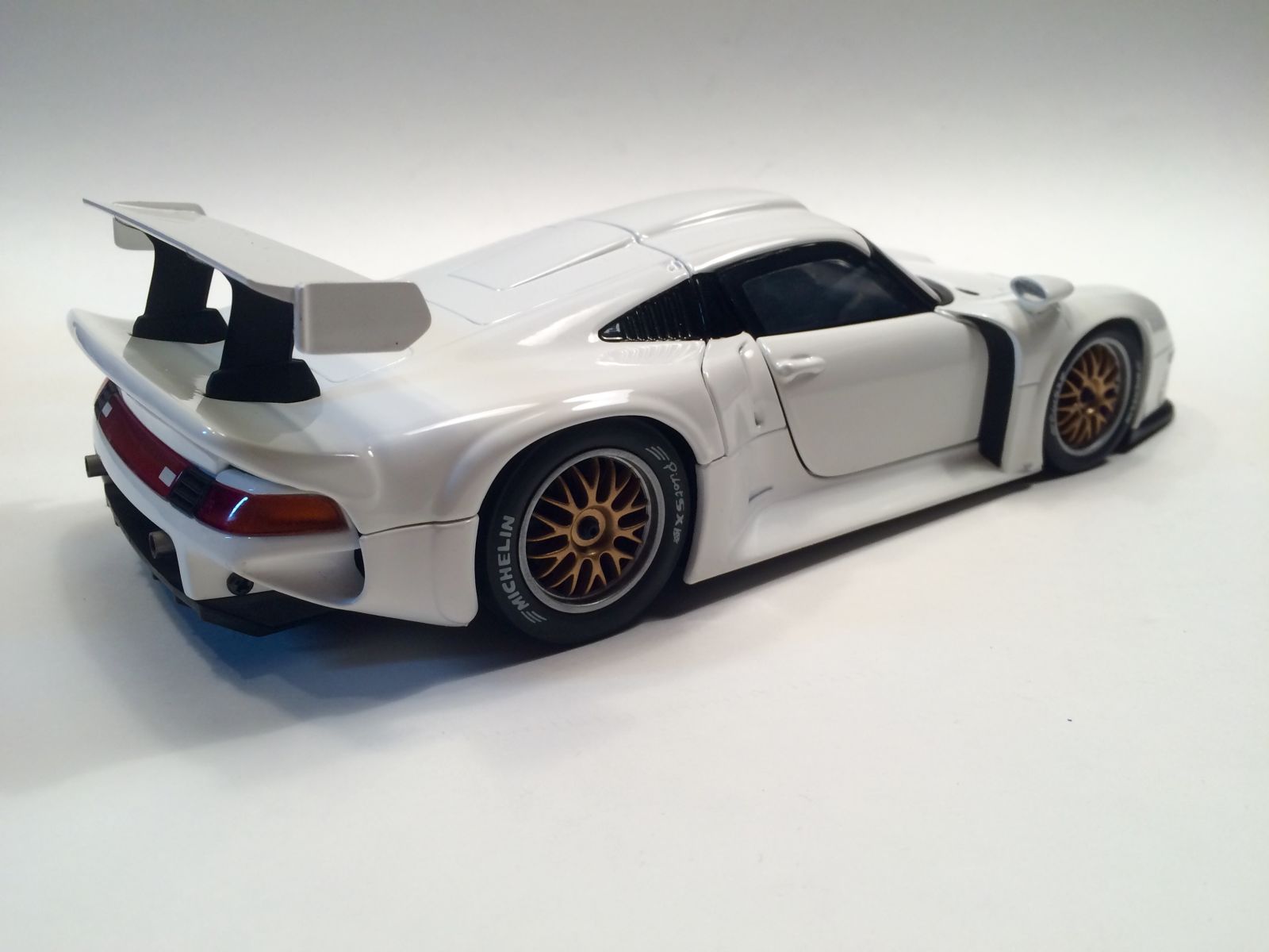 Illustration for article titled Quick Look: UT Models Porsche 911 GT1 (993)