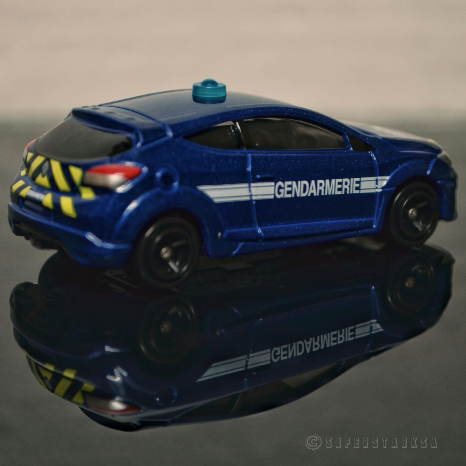 Illustration for article titled French Friday with the Gendarmerie Megane RS