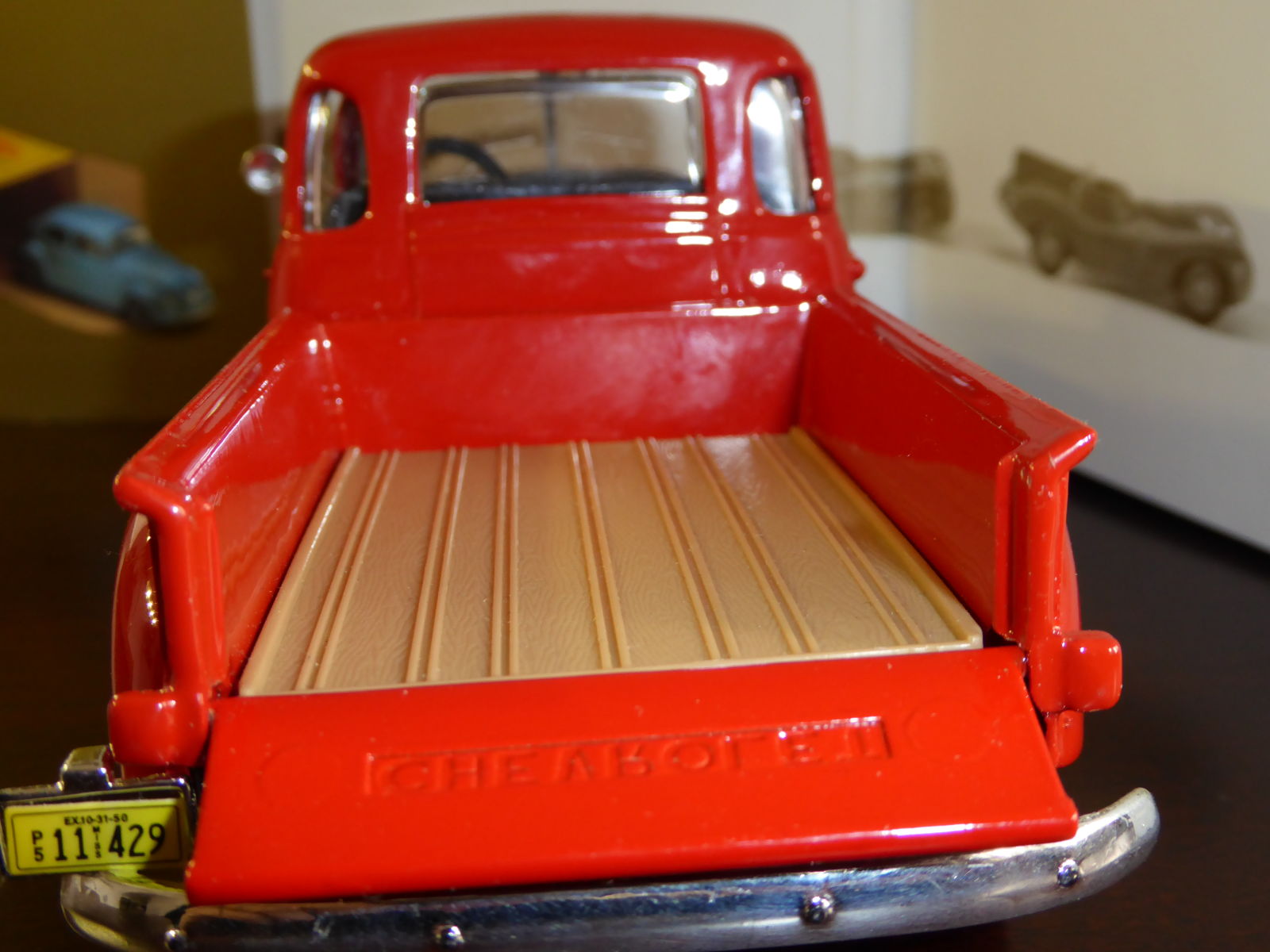 The tail gate can be opened and the floor bed is molded in one color.
