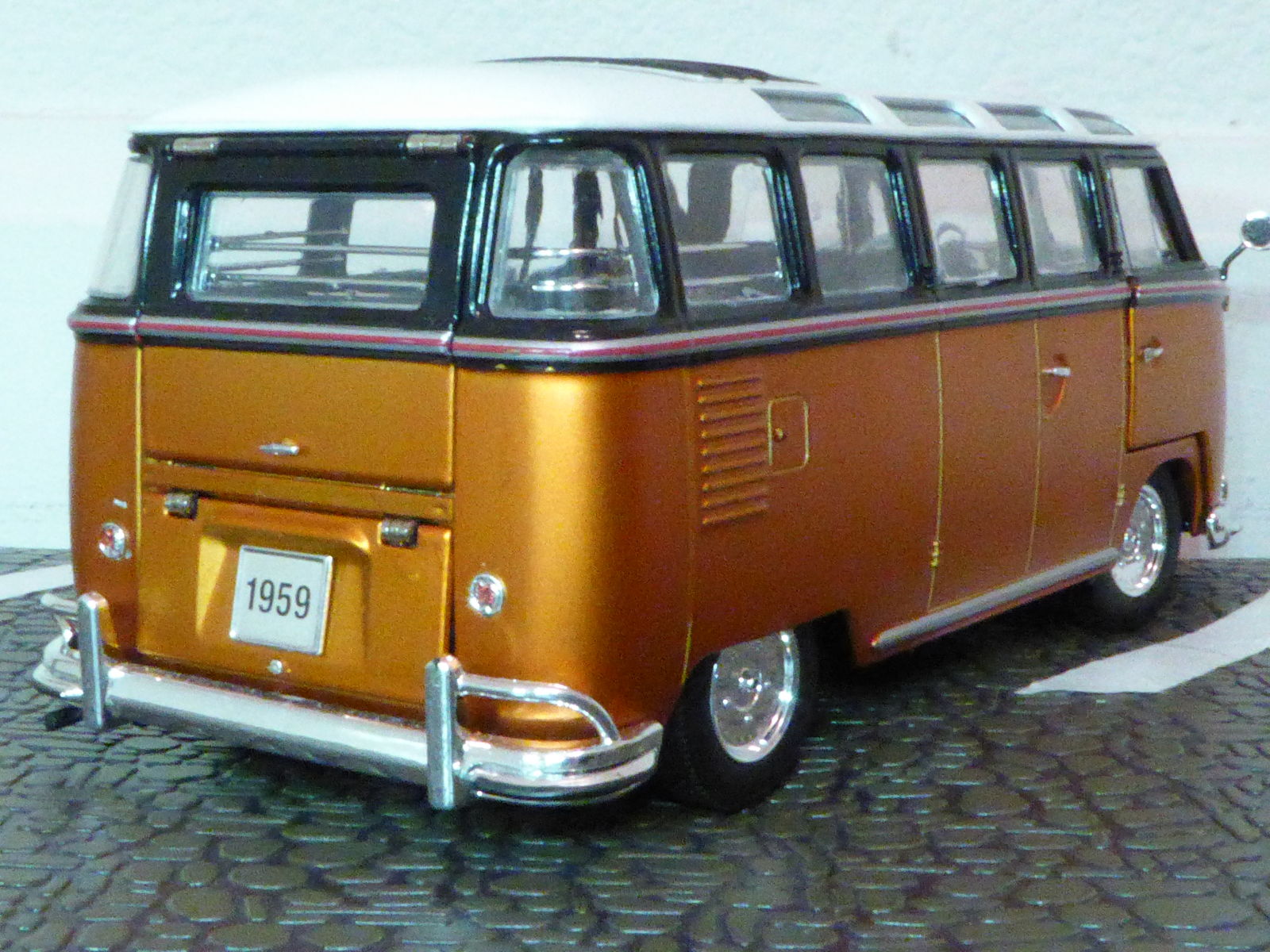 Illustration for article titled LaLD car week : teutonic Tuesday - 1959 VW Microbus Deluxe