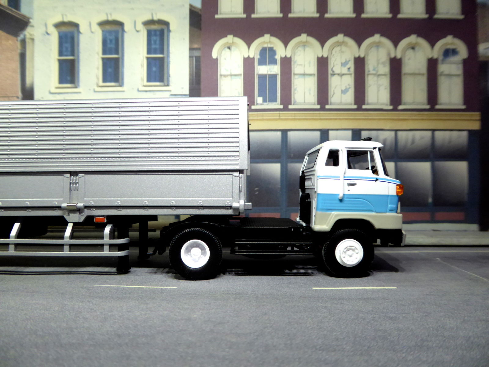 Illustration for article titled Hot Sixty 4th: Truckin Thursday with Tomica Trailer