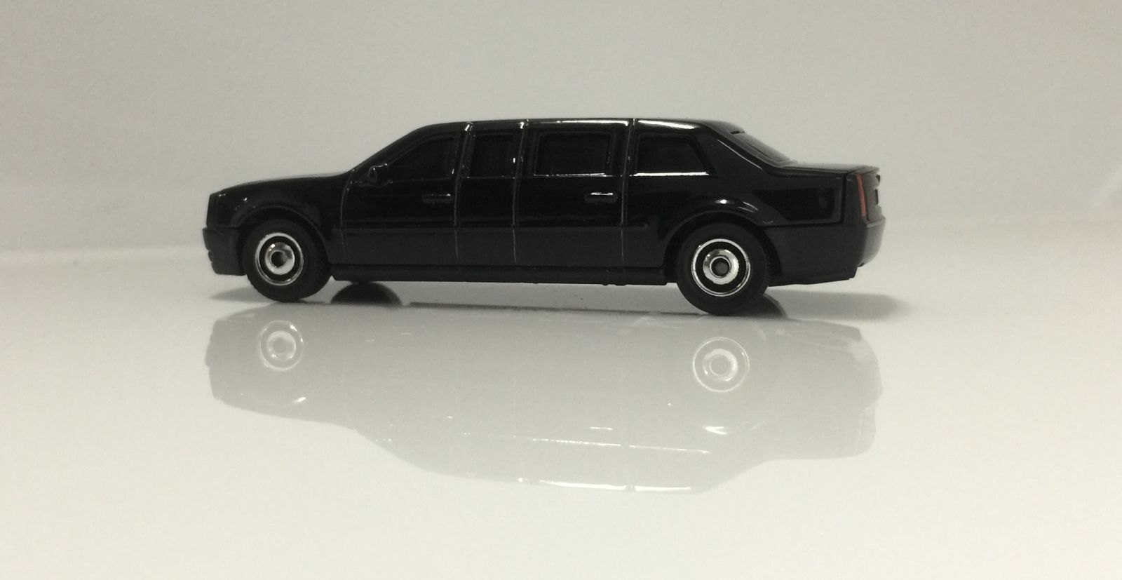 Illustration for article titled French Friday: Cadillac Limousine