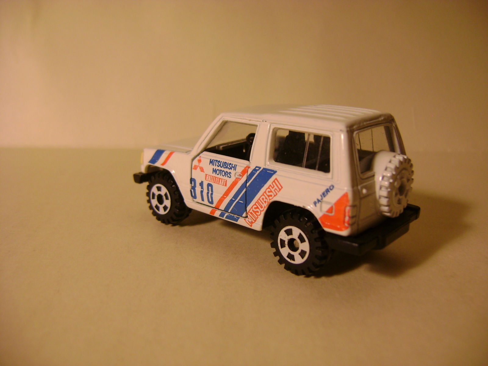 Illustration for article titled Restoration Project - Tomica Mitsubishi Pajero Rally (Part 1)