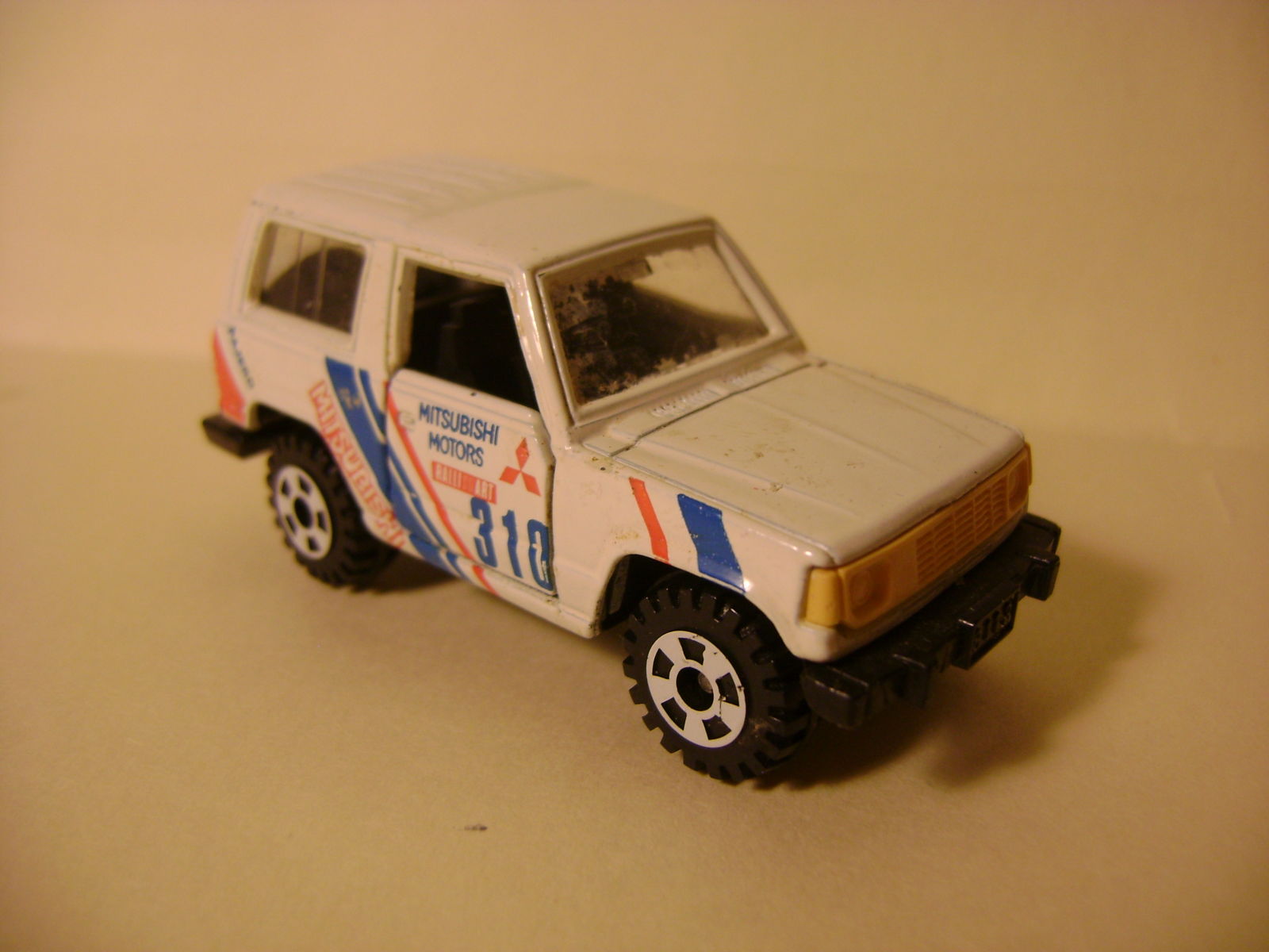 Illustration for article titled Restoration Project - Tomica Mitsubishi Pajero Rally (Part 1)