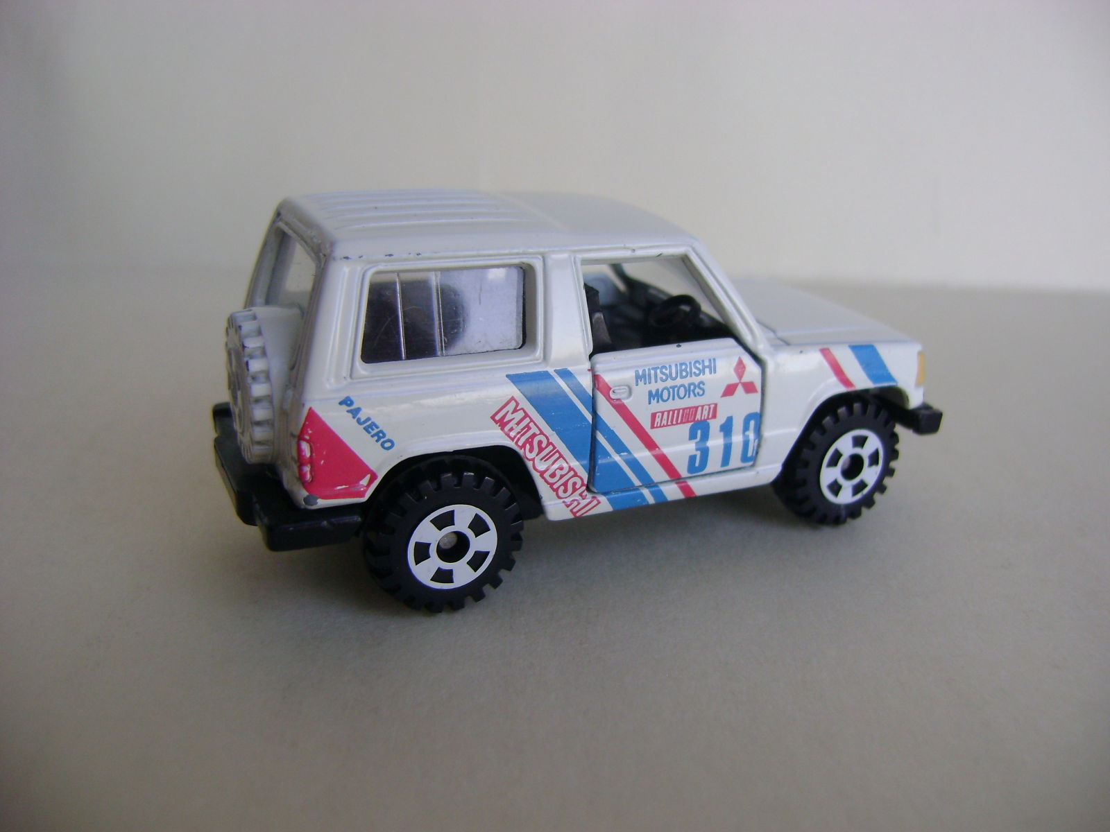 Illustration for article titled Restoration Project - Tomica Mitsubishi Pajero Rally (Part 2)em/em