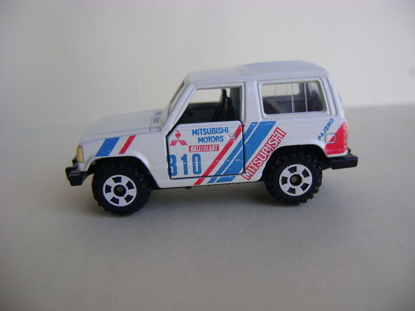 Illustration for article titled Restoration Project - Tomica Mitsubishi Pajero Rally (Part 2)em/em