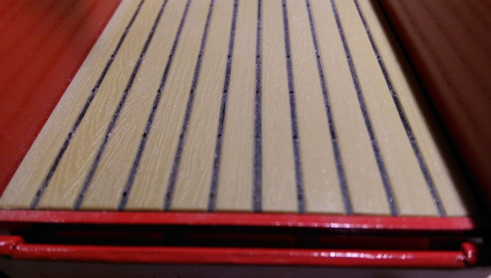 Accurate looking wood grain, and the bolts that hold the slats to the bed. 