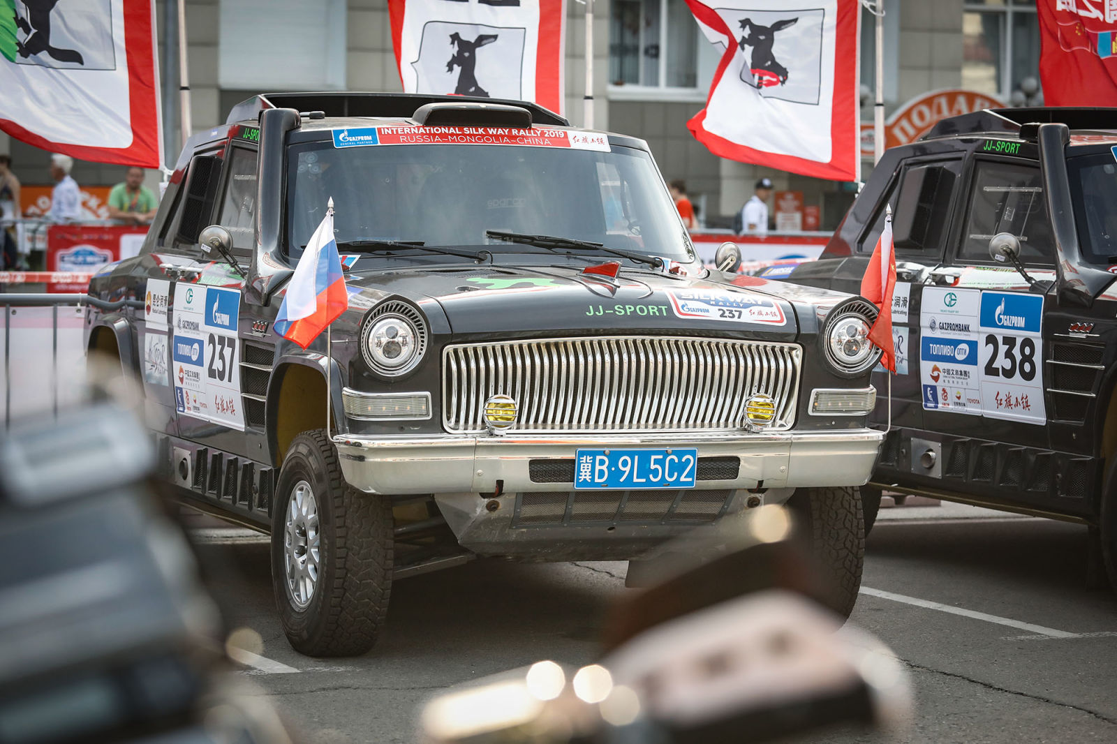 Illustration for article titled Why did no one tell me a squad of Hongqi CA770s are competing in Dakar?