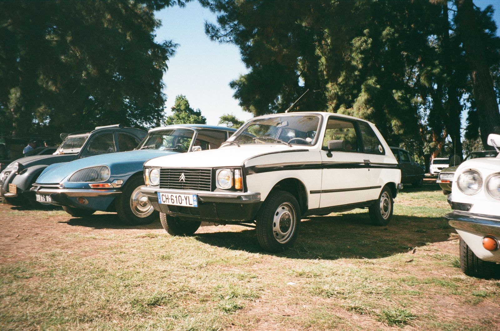 My Citroën LNA holding its own while flanked by goddesses.