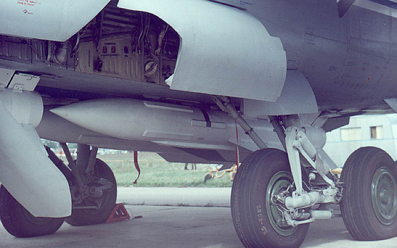 An R-33 mounted underneath a MiG-31 at the 1999 Moscow Air Show