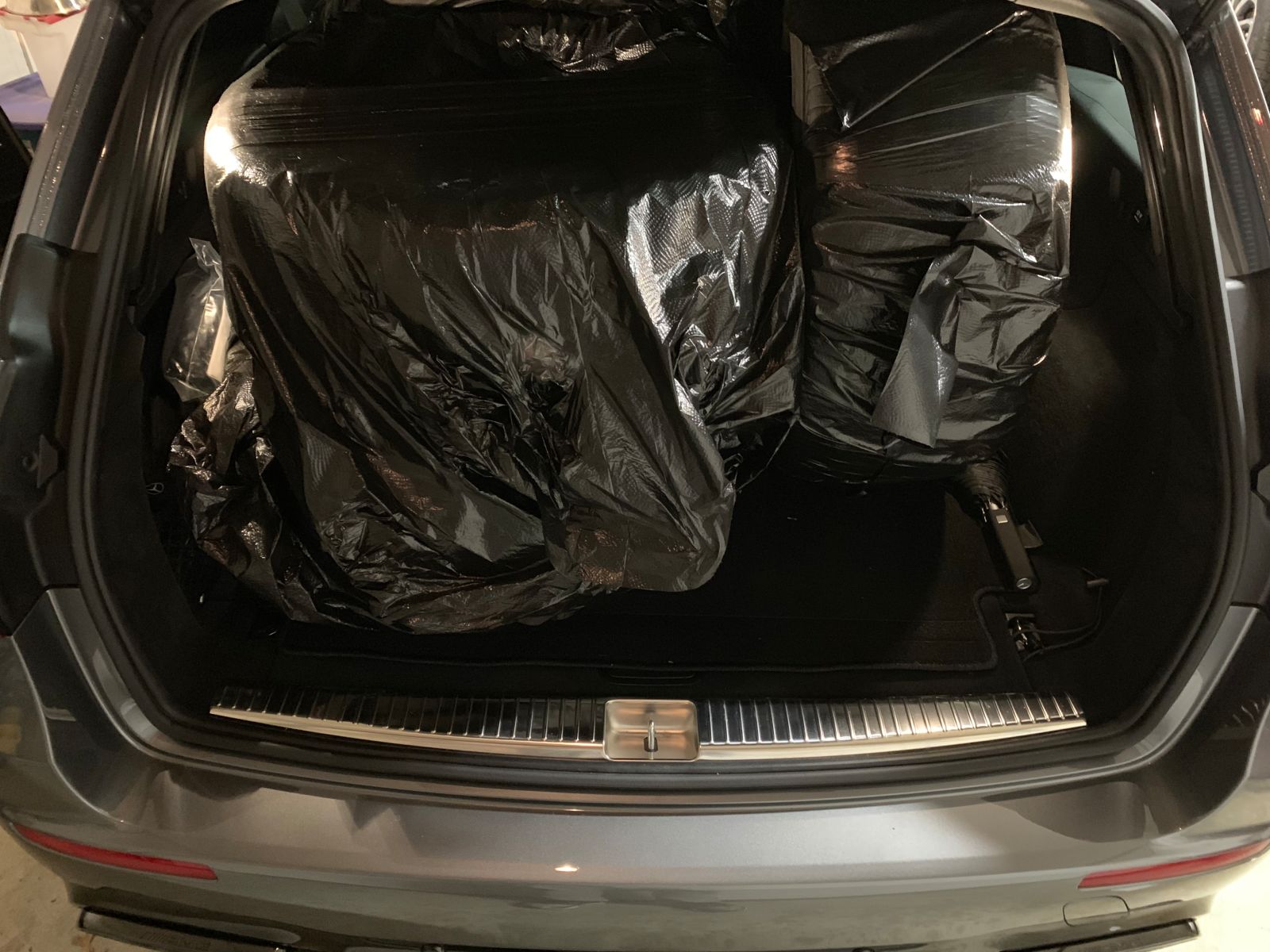 Illustration for article titled Random fact: Four 20-inch winter tires fit in the cargo area of a 2018 E-class wagon.
