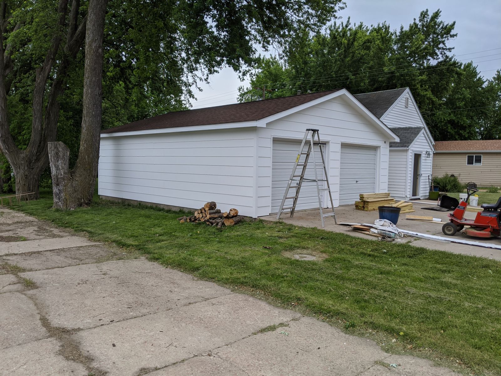 We did manage to paint the outside of the garage, it looks much better now!