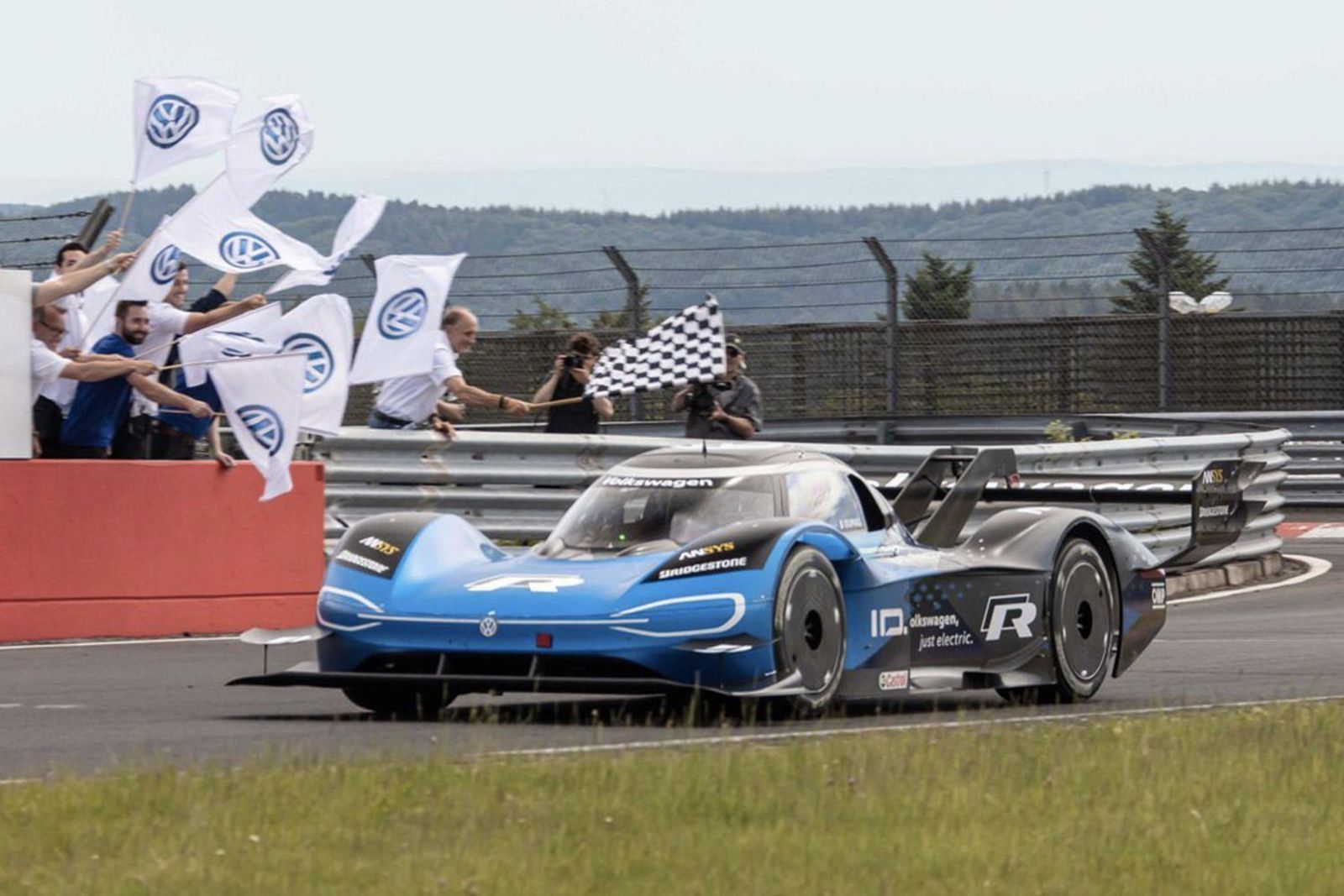The Volkswagen ID R successfully makes a run.