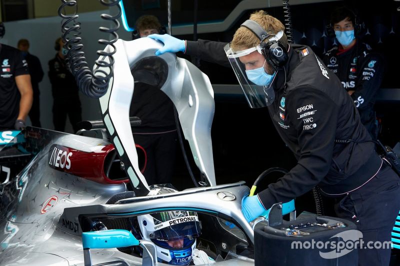 Illustration for article titled The Mercedes F1 team is trialling COVID-19 protocols today and tomorrow in a test using their 2018 car