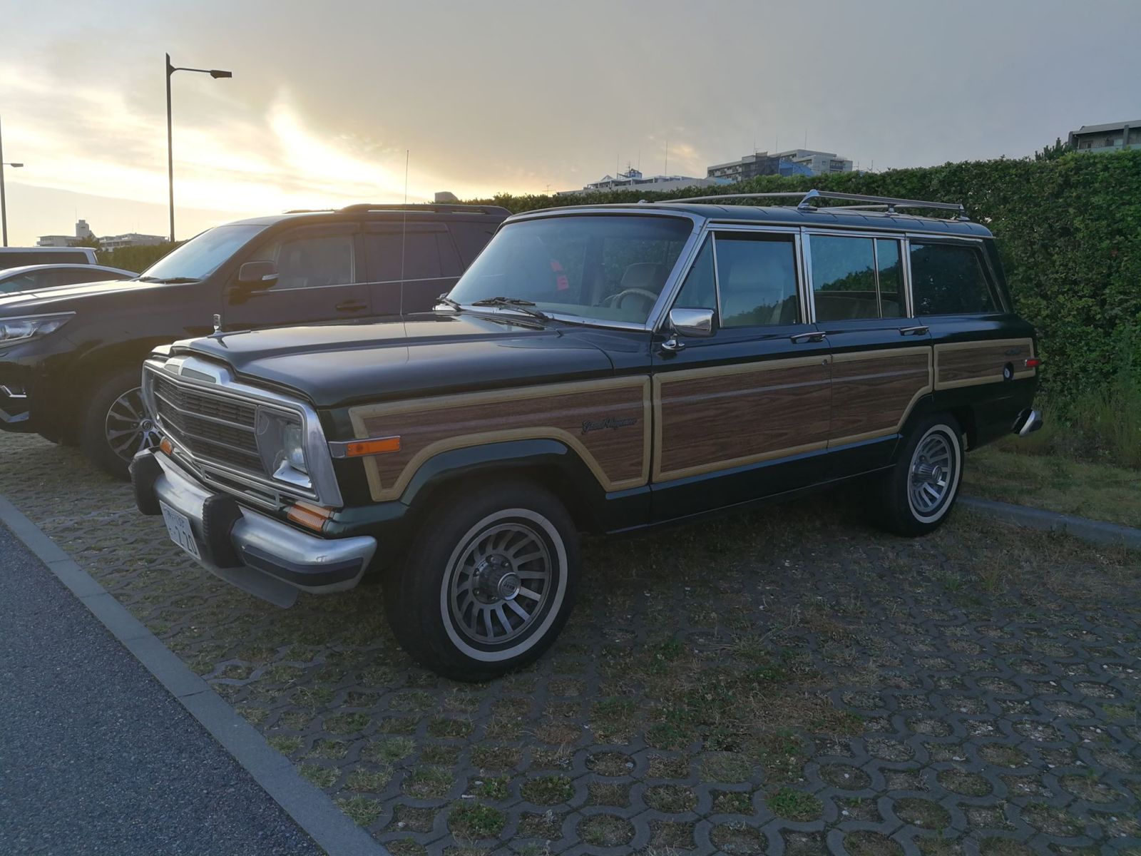 Illustration for article titled Random mint Grand Wagoneer at a Japanese Outlet Mall...