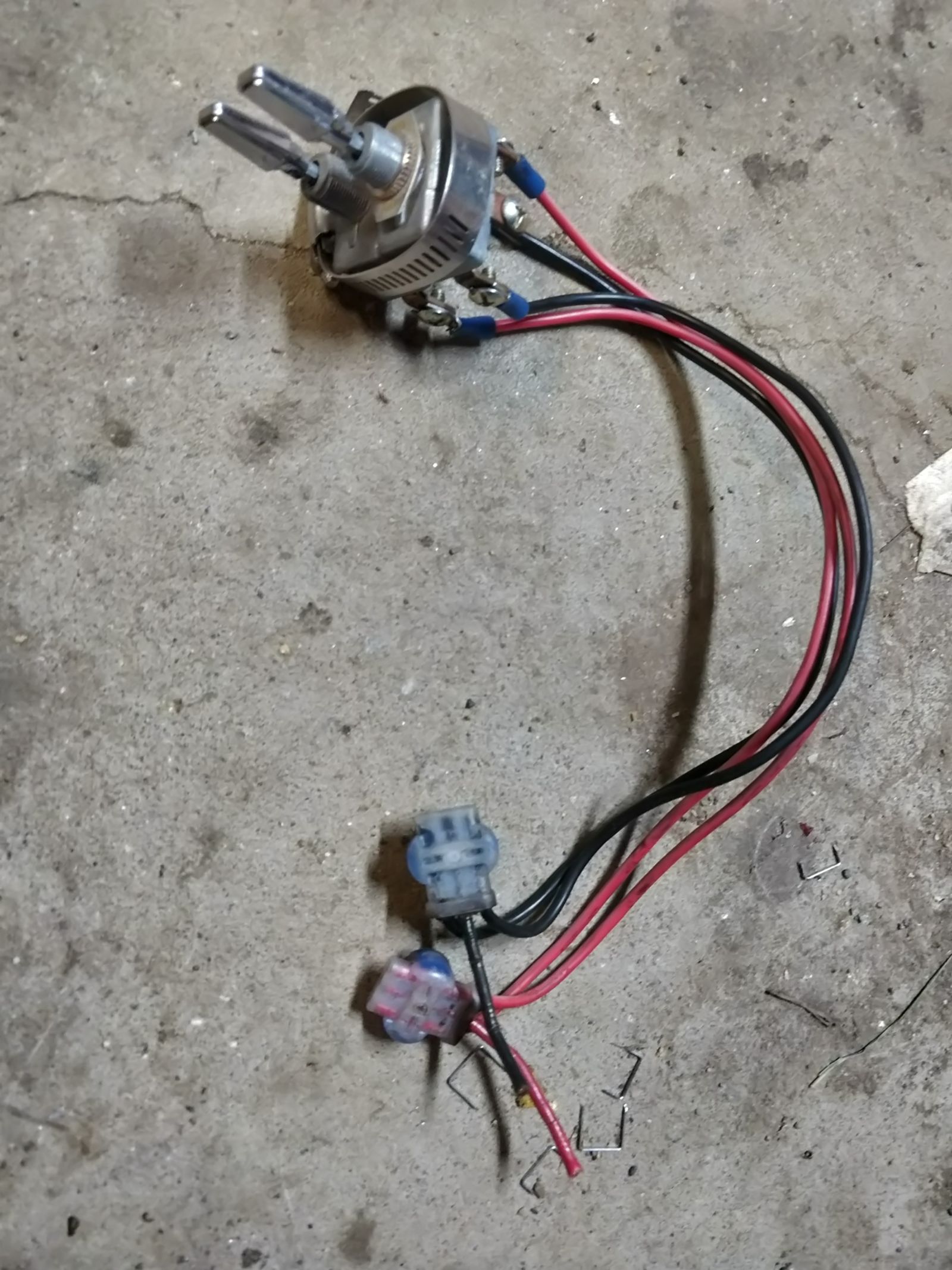 Yeah, thats 2 $10 no-name chinese switches from the autoparts store wired as a replacement for a reversing relay. This tehnically “works” but its a fire and electrical hazzard.