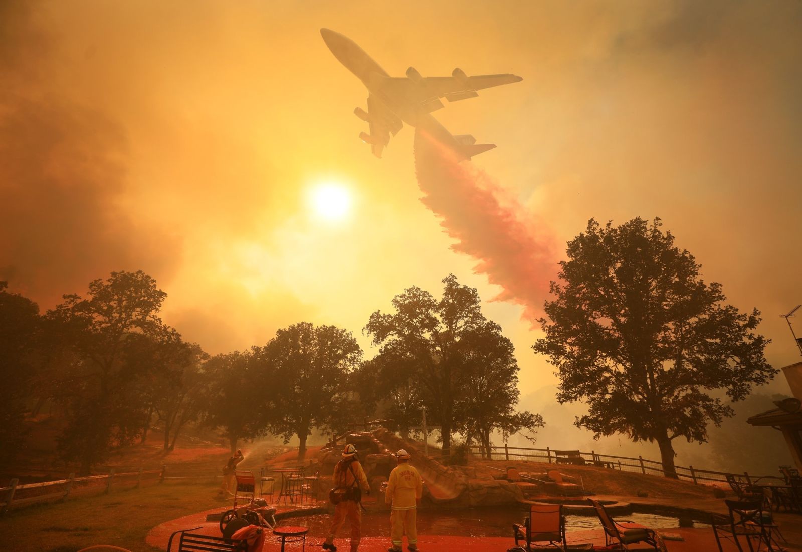 Illustration for article titled 747 Tanker Fighting California Wildfire