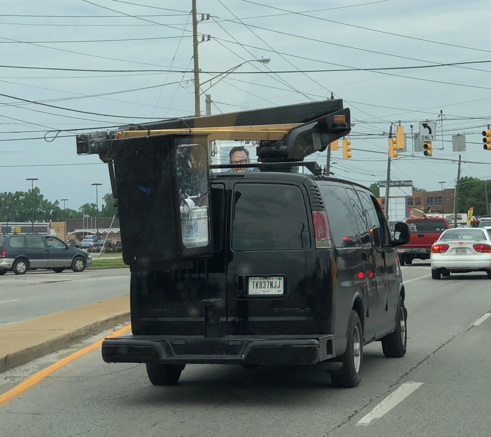 Yes, this is another driver I warned about his brake light, but mainly it’s the first time I’ve seen this setup on a non-fleet truck.