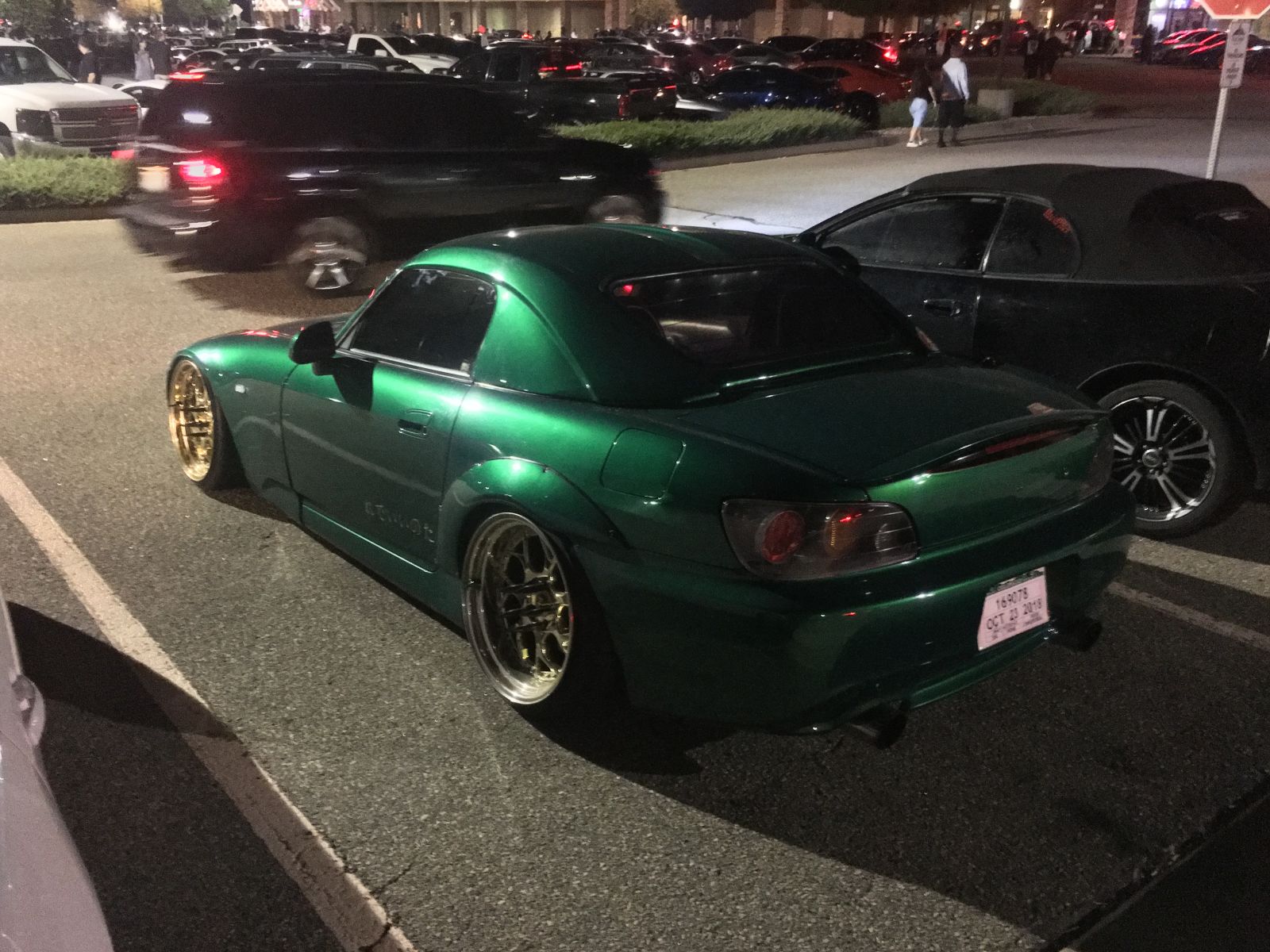 Beautiful green S2000 with gold wheels (this color combo is my FETISH)