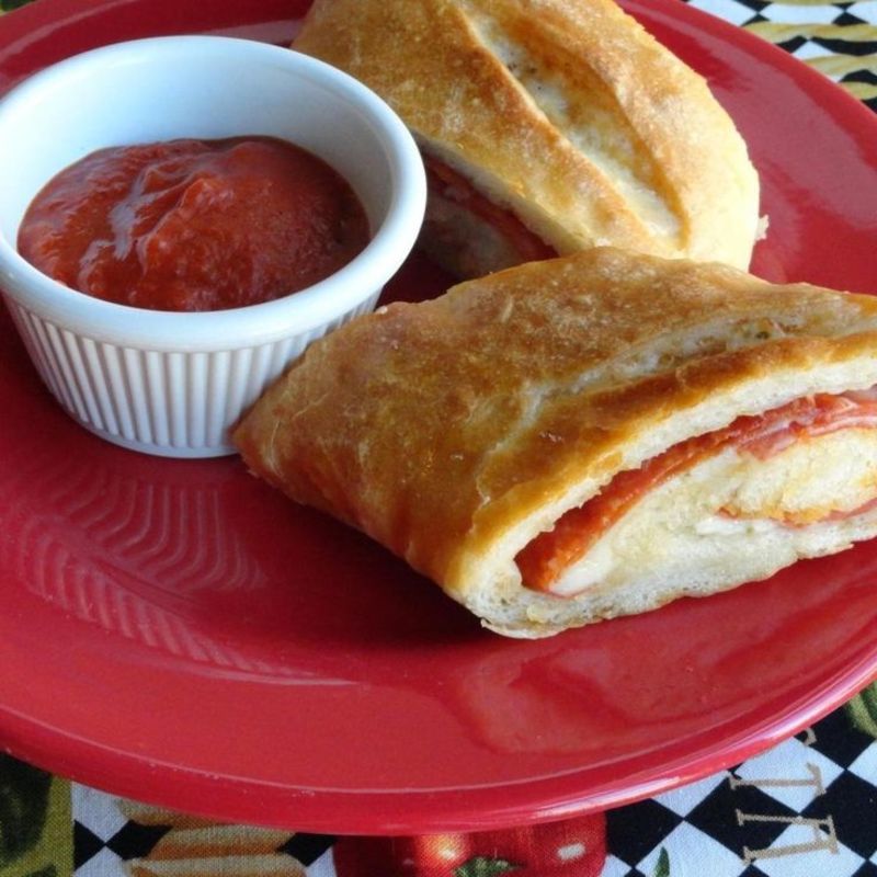 Illustration for article titled Monday Afternoon Hot Taek - Pepperoni Rolls are superior to Pepperoni Pizza