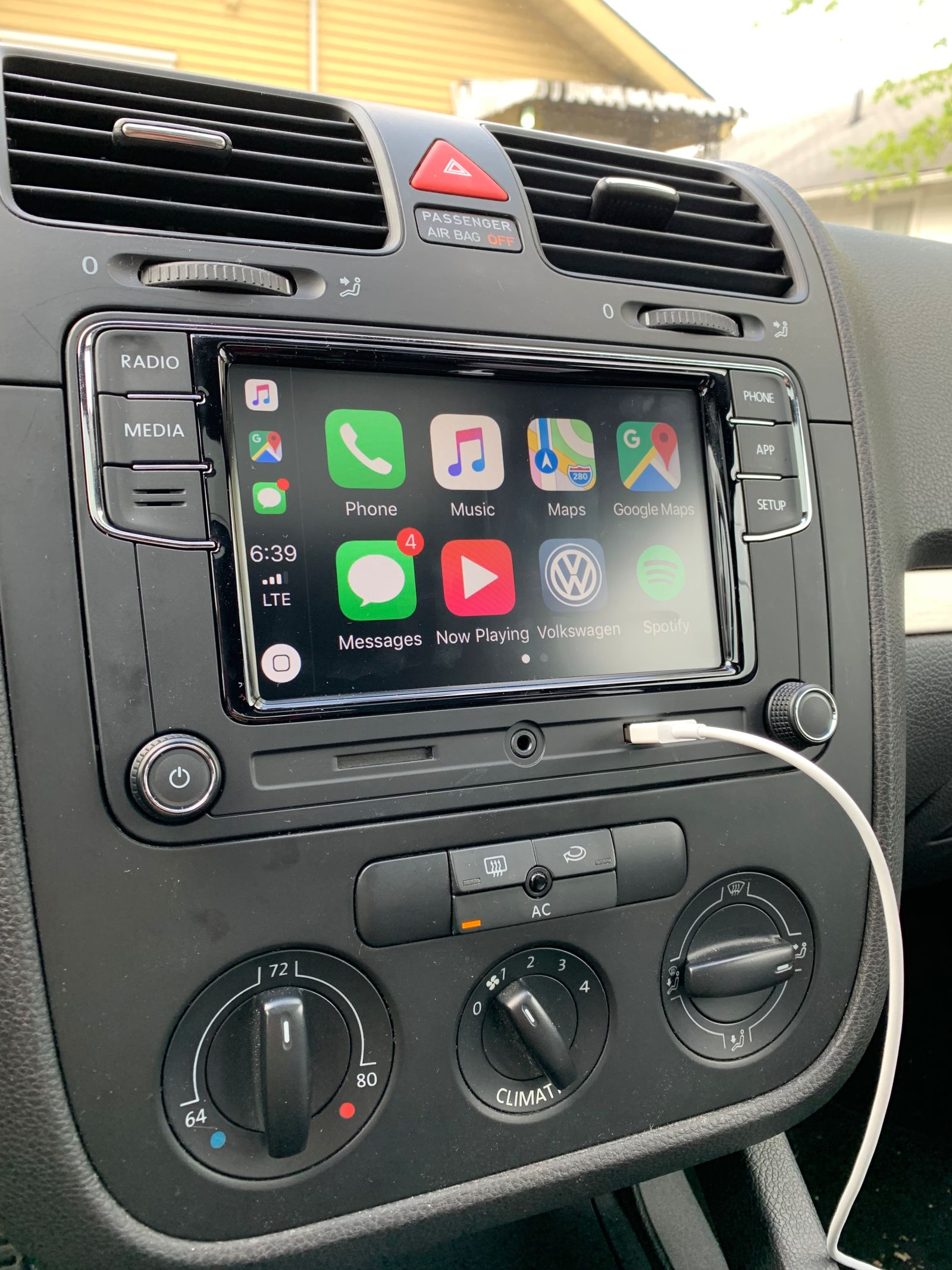 Illustration for article titled I Installed Apple CarPlay in my 2007 GTI for Less Than $200