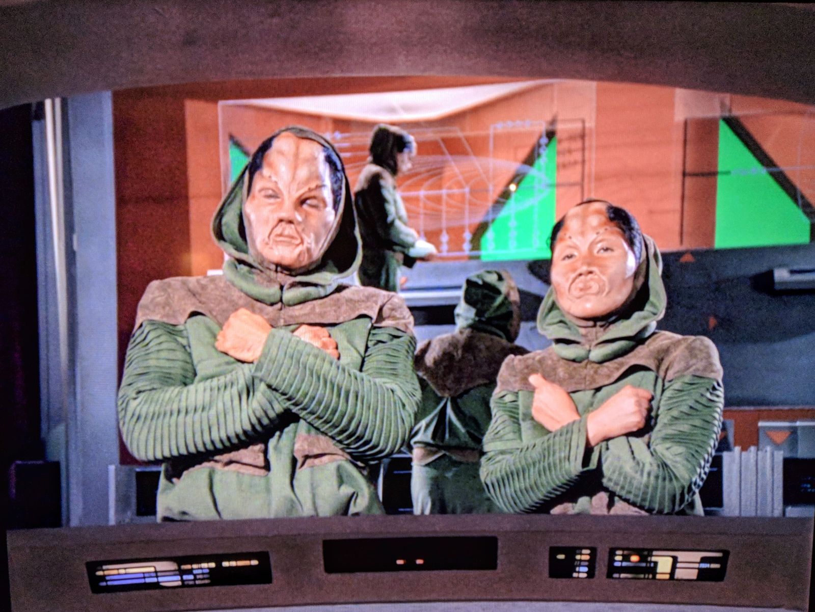 Illustration for article titled These aliens on Star Trek are doing the Wakanda salute