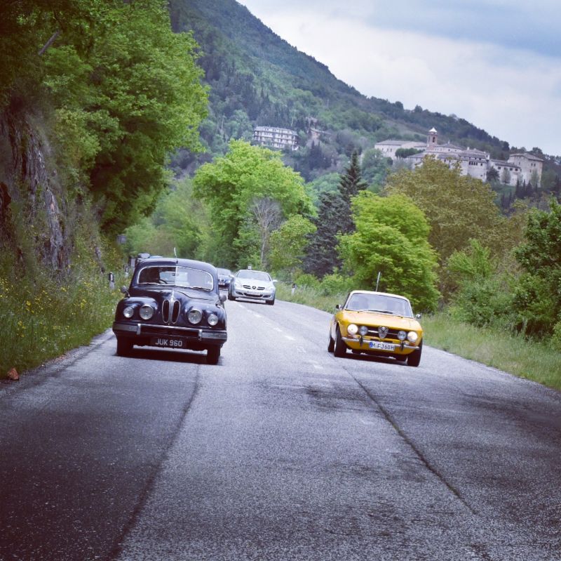 “Right of way” and “right side of the road” are more general suggestions than anything else on the Mille Miglia.