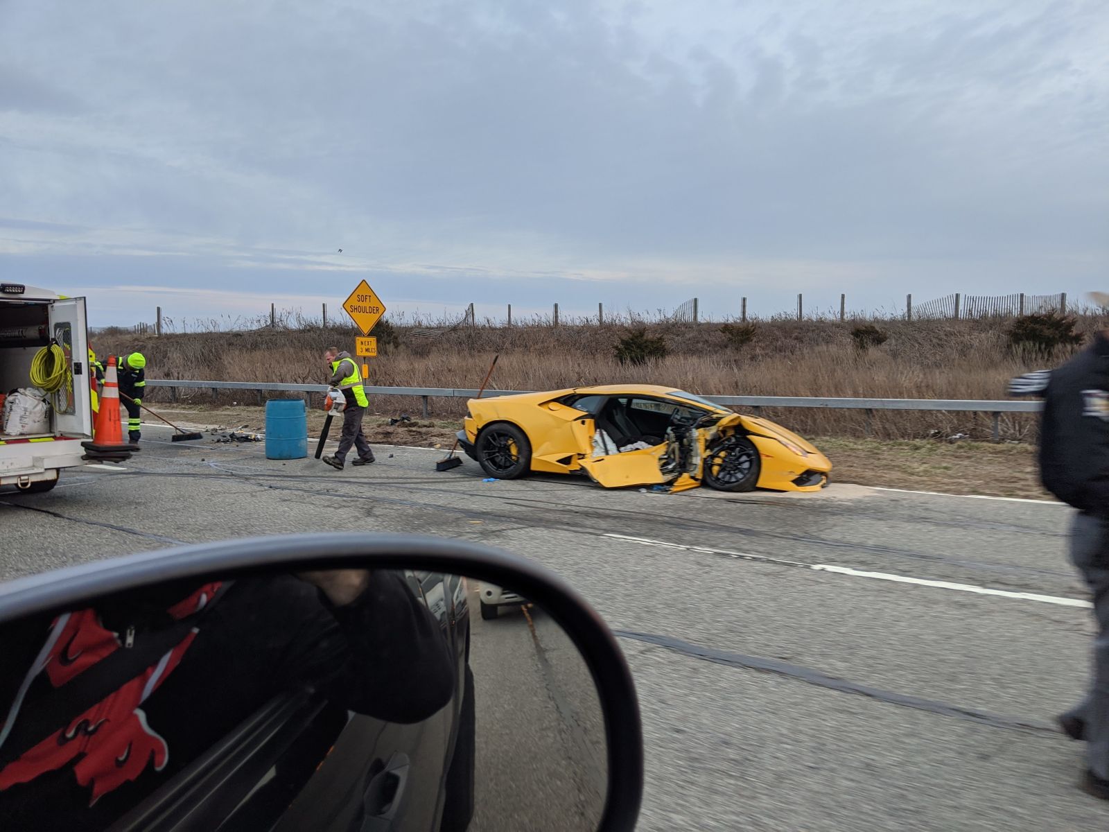 Illustration for article titled Someone just wrecked their Huracan pretty bad on Ocean Parkway on Long Island