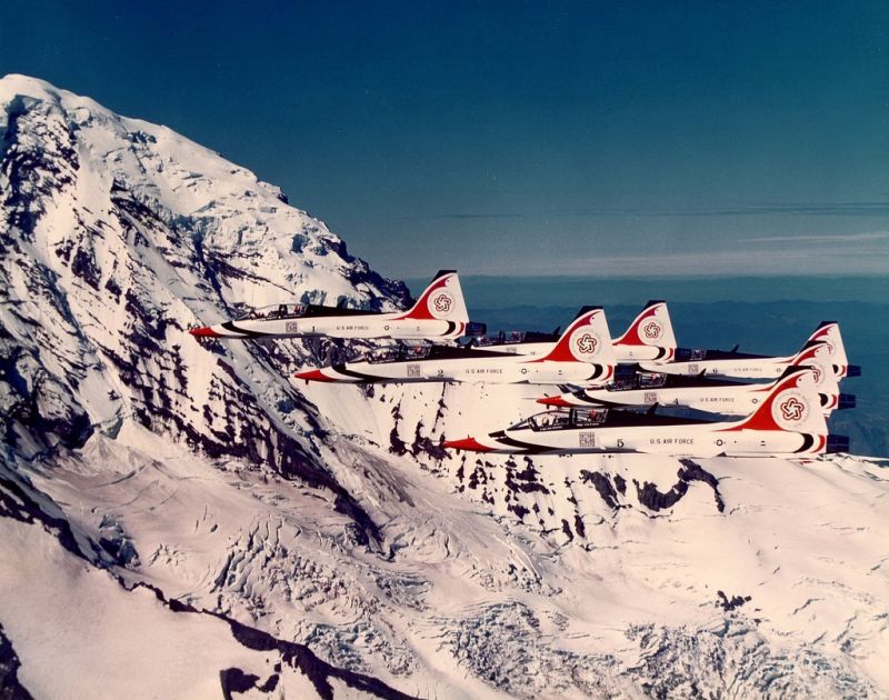 T-38s of the USAF Thunderbirds team with the Bicentennial star on their tails.