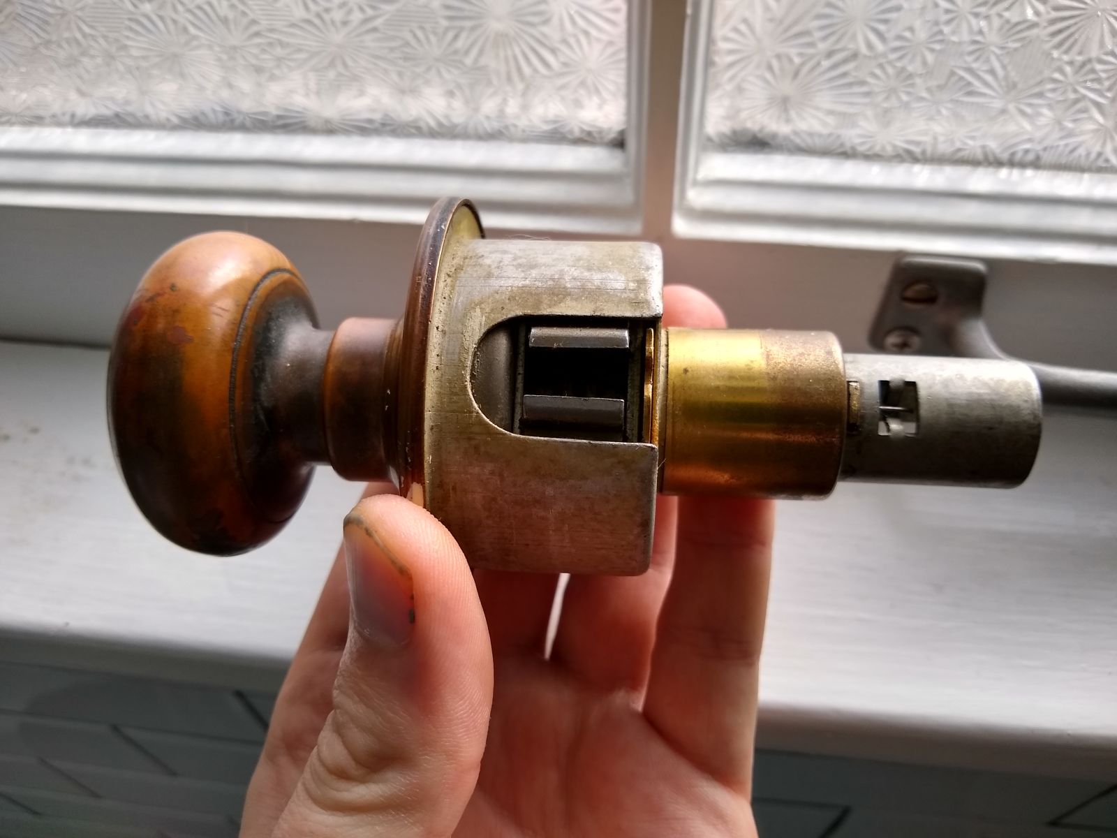 Illustration for article titled Houselopnik - Door knob identification?