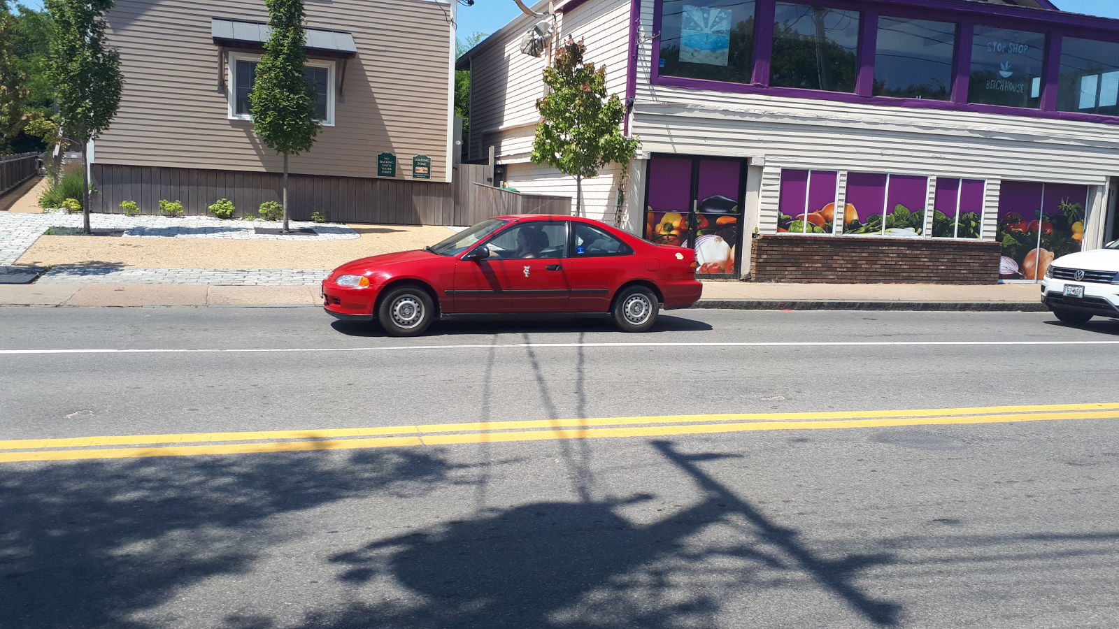 Illustration for article titled Unicorn sighting: a red 90s Honda THAT STILL HAS GLOSSY PAINT!