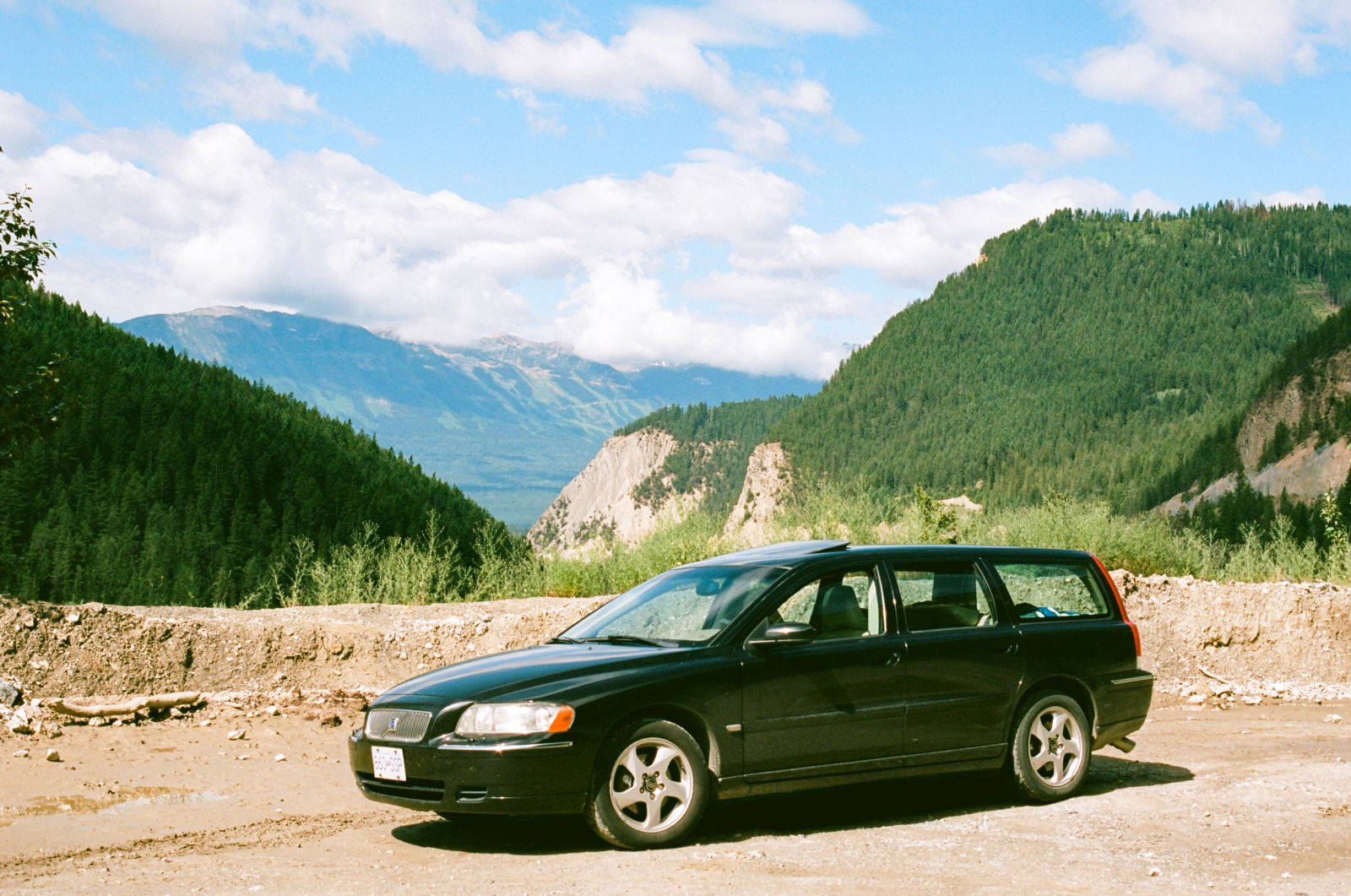 Illustration for article titled Wagons from 2006: Subaru Legacy 2.5i vs. Volvo V70 2.5T AWD
