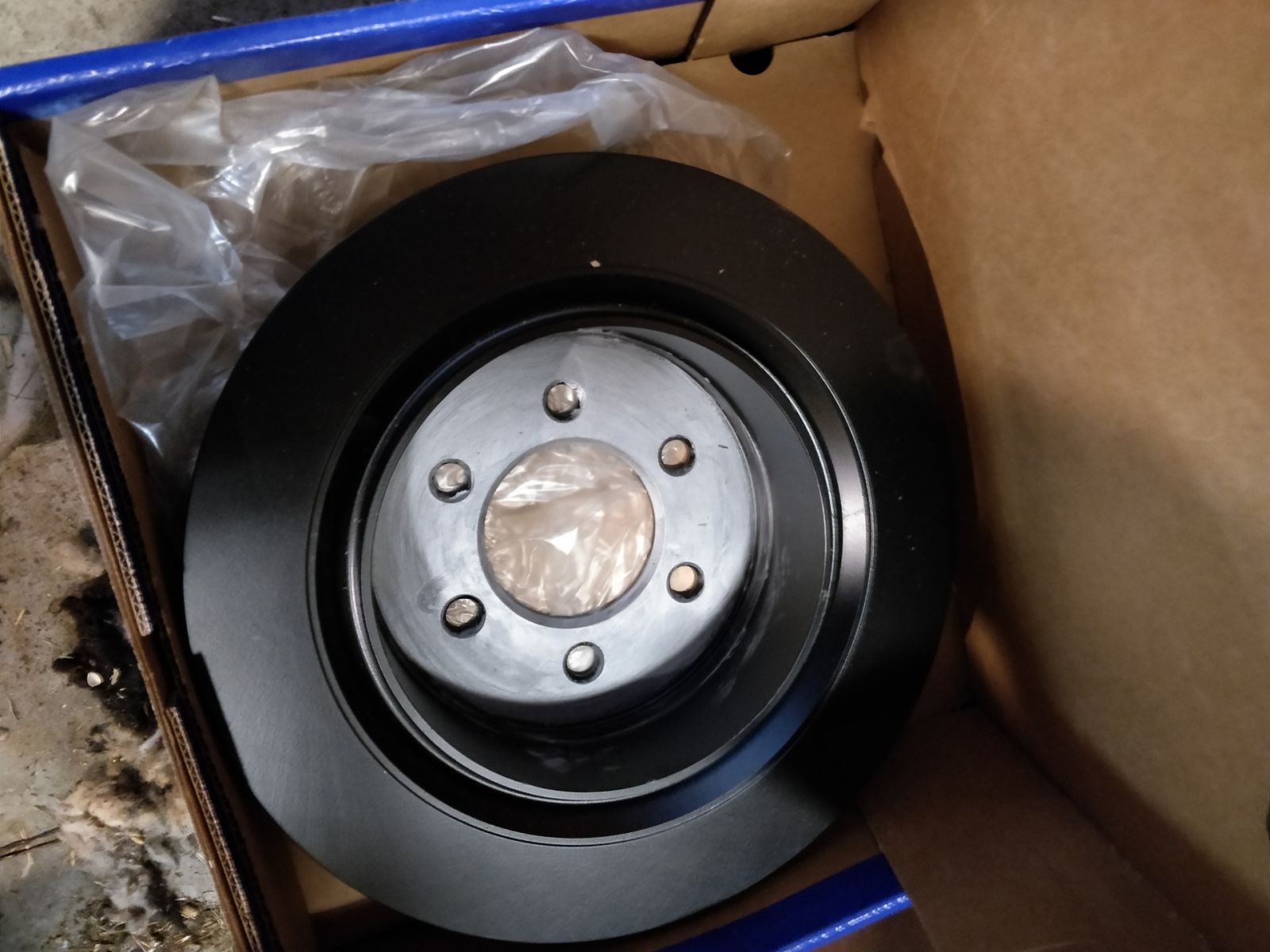 Part number matches the order, pads are correct, but whatever these are for its *NOT* a 2018 F150. They have a drum for a concentric parking brake... Wrong diameter too... Though the bolt pattern and hub diameter is correct though, so maybe another Ford product? 
