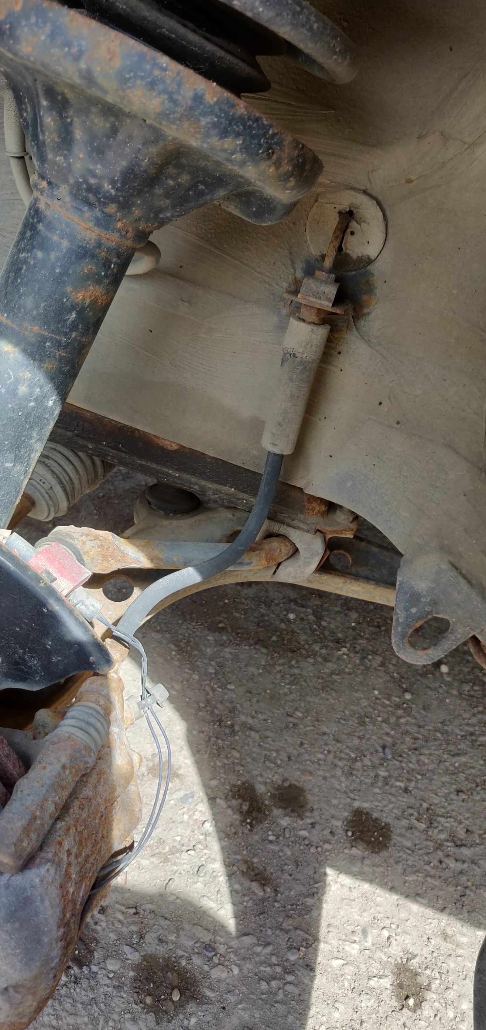 These swaybar bushings look bad. I might have to think about refreshing the suspensions rubber bits. 