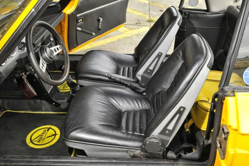 In this shot you can see the back seats. Looks...tight.
Nice floor mats.