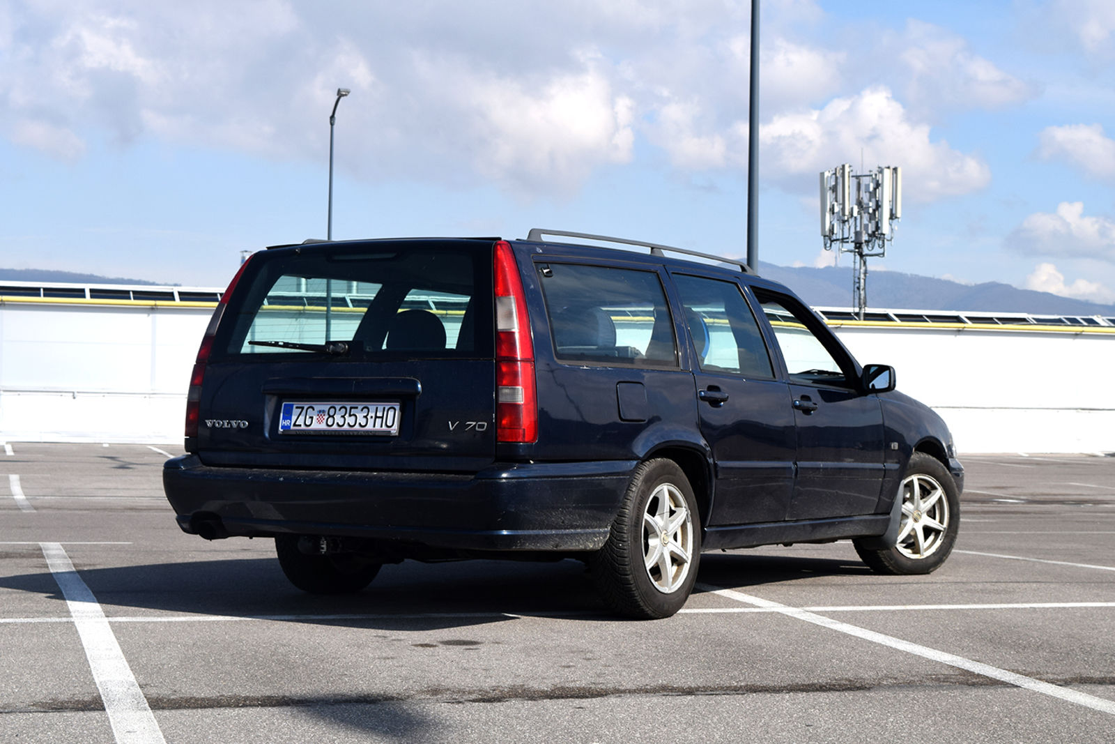 Illustration for article titled Finally a post about my new Volvo V70 + Mini Oppo review