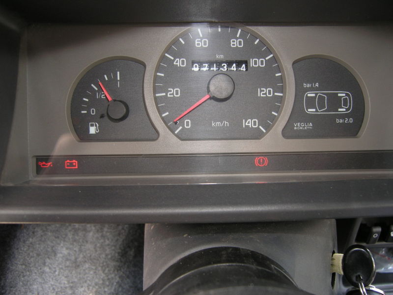 The cluster from the last-generation FIAT 126p EL/ELX, as found in Borsuq’s car. The tire pressures are still there on the right! This same cluster was shared with the FIAT Cinquecento, though modified for the 126.