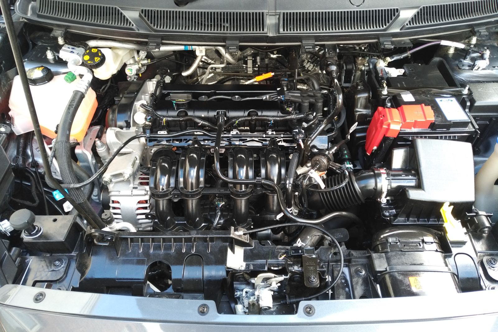 Engine bay, even though the car had only covered 580 miles was filthy, thoroughly cleaned with AutoBrite Jaffa Clean, brush and plenty of cloths 