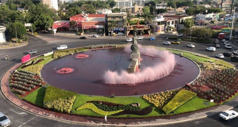 Feminist groups poured red dye on Guadalajara’s famous Minerva roundabout to emphasize the impact of homicide towards women.