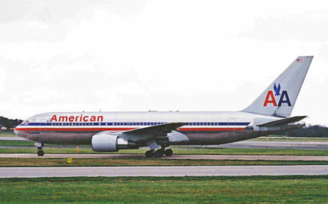  Boeing 767 N334AA  taxiing at Manchester Airport in April 2001
