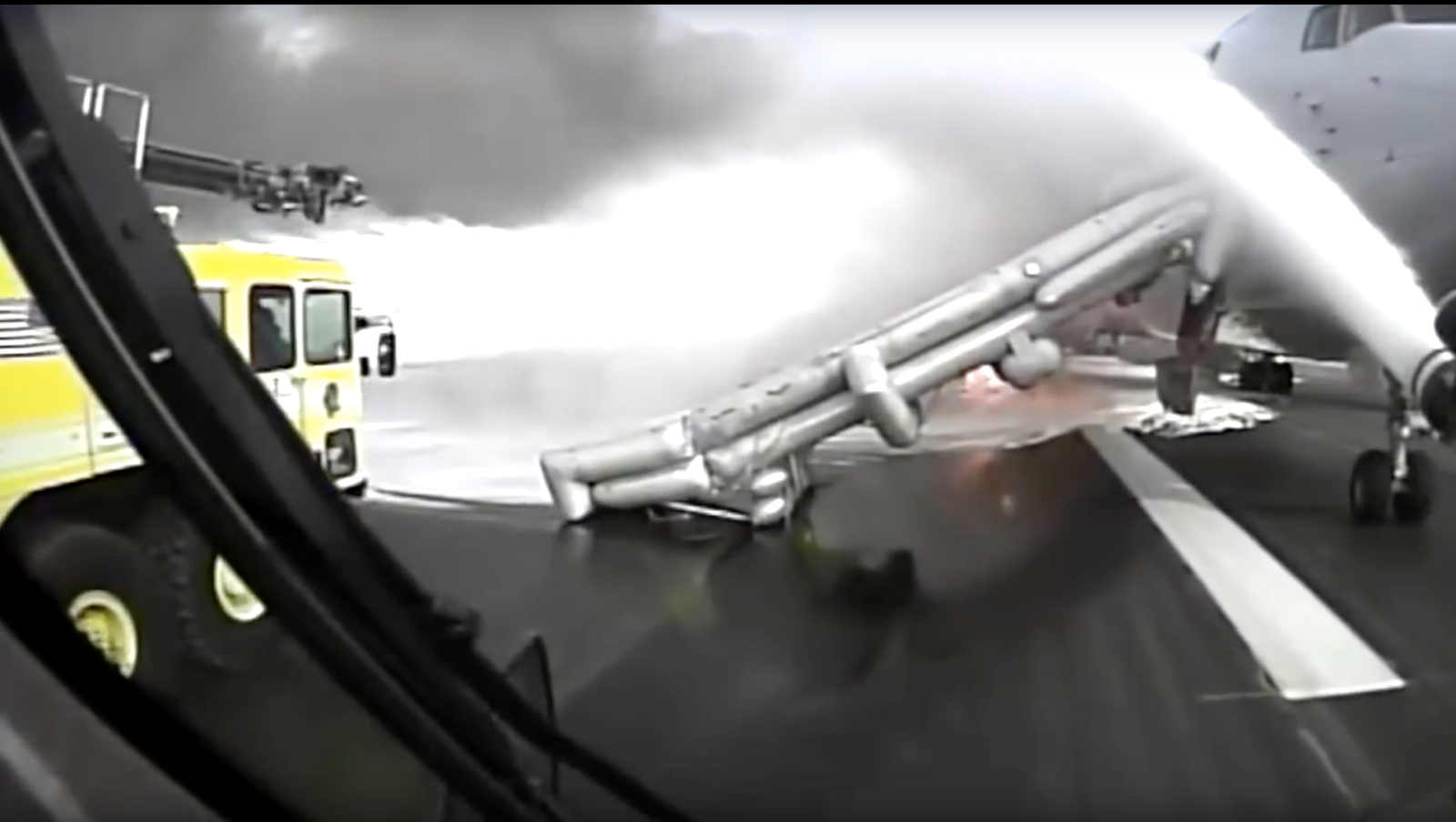Illustration for article titled Fire Truck Dashcam Footage of American Flight 383 Engine Fire