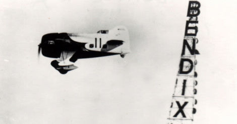 Jimmy Doolittle pilots the Gee Bee Model R to victory in the Thompson Trophy race in 1932 (National Air and Space Museum)