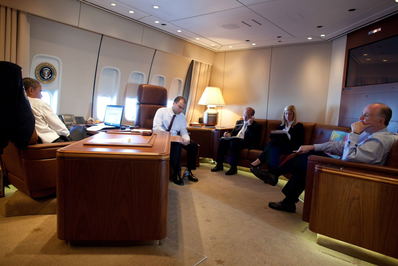 President Obama holds a meeting in the airborne Oval Office in 2011. (White House)