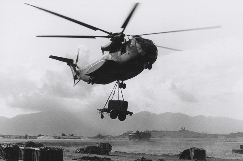 A CH-53 of the 1st Marine Aircraft Wing delivers a generator at An Hoa, Vietnam in 1968. (US Marine Corps)