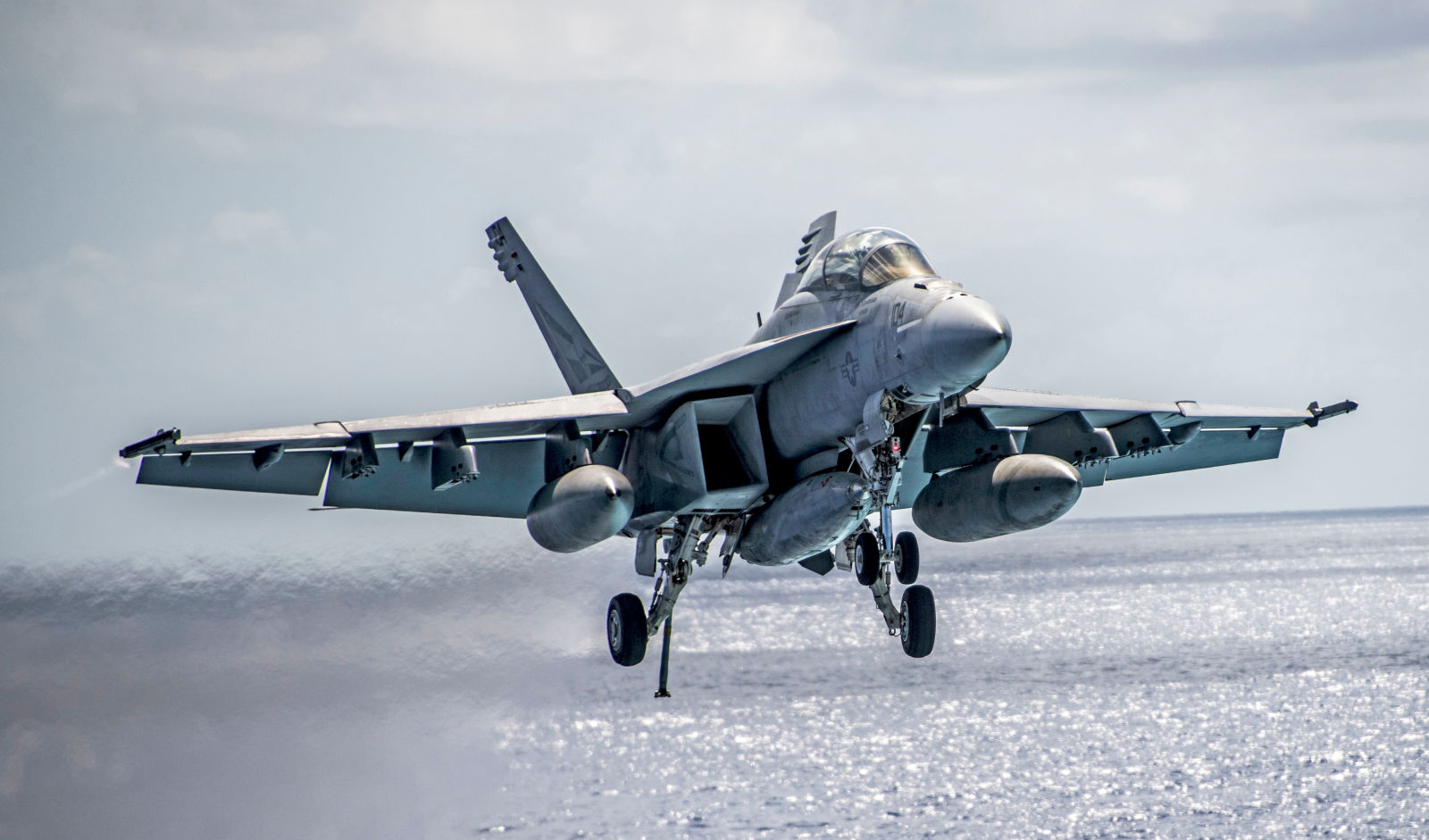 An F/A-18F Super Hornet of Strike Fighter Squadron (VFA) 2 Bounty Hunters prepares to make an arrested landing on the aircraft carrier USS Carl Vinson (CVN 70) during the 2018 Rim of the Pacific Exercise. (US Navy)