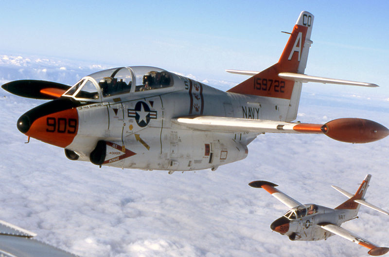 T-2C Buckeyes of Training Squadron Nine (VT-9) “Tigers” perform a training flight over Key West, Florida in 2004 (US Navy)