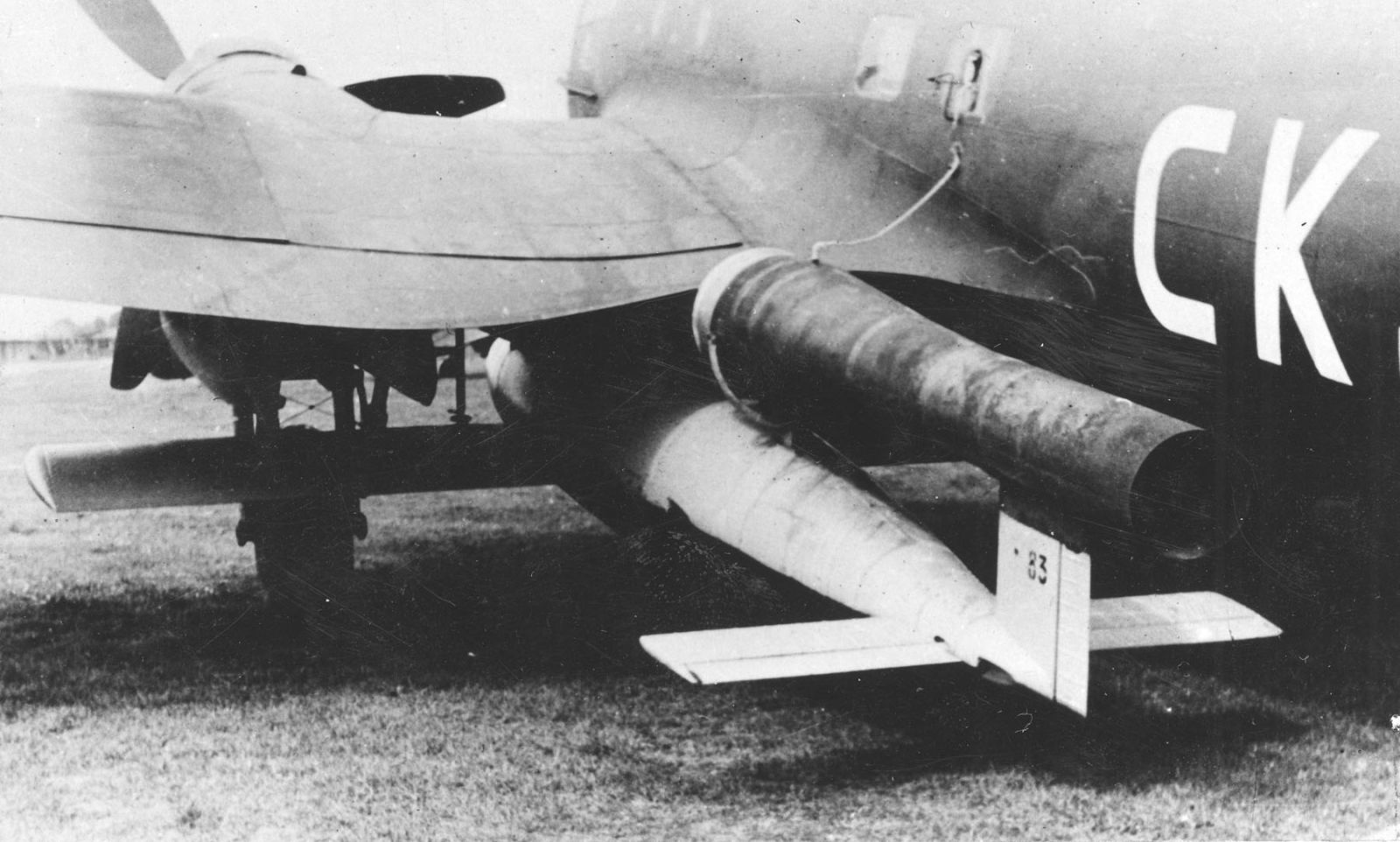 A Heinkel He 111 H-22 of Kampfgeschwader 3 armed with a V-1 flying bomb (US Air Force)