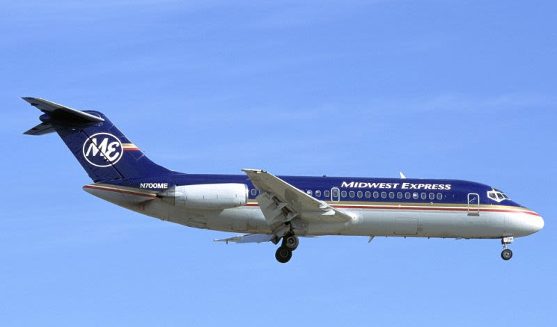 A Douglas DC-9-14 of Midwest Express Airlines arrives at Ronald Reagan Washington National Airport in 2002 (Sunil Gupta)